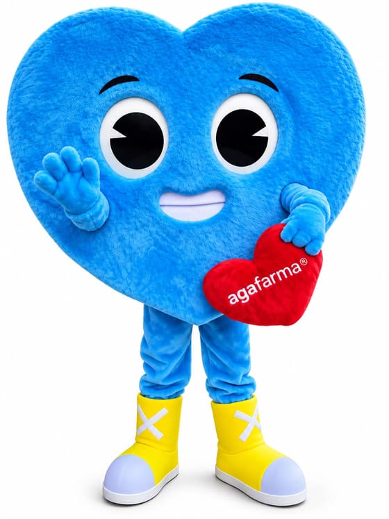 Mascote de coração azul e peludo, acenando e segurando um coraçãozinho vermelho